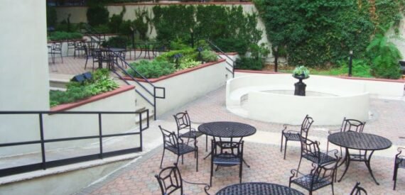 Furnished Corporate Studio w/ Doorman &amp; Courtyard – Upper East Side Prime Location