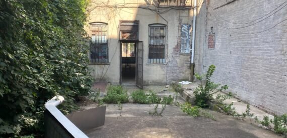 HIGH TRAFFIC RESTAURANT*RETAIL*GROCERY*DRY USE FOR LEASE