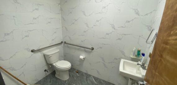 HIGH TRAFFIC RESTAURANT*RETAIL*GROCERY*DRY USE FOR LEASE