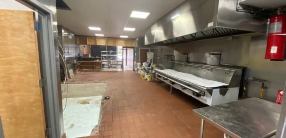 HIGH TRAFFIC RESTAURANT*RETAIL*GROCERY*DRY USE FOR LEASE