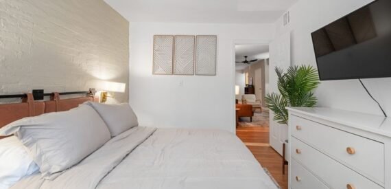 Fully Furnished 3 Bedroom apartment in Chelsea Available for the summer!!!