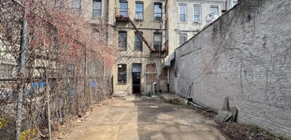 HIGH TRAFFIC RESTAURANT*RETAIL*GROCERY*DRY USE FOR LEASE