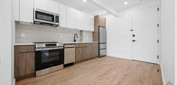 Top-Floor 2BR w/ Private Balcony &amp; No Broker Fee at 942 New York Ave, Flatbush!