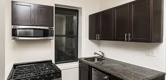 Wonderfull bright one bedroom apartment with washer and dryer in the unit lovely Upper east Side