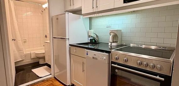 Beautiful and Spacious 1 Bedroom~Luxury~Doorman/Elevator/Laundry