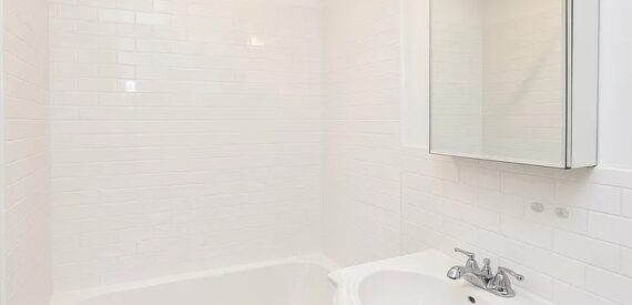 Wonderfull bright one bedroom apartment with washer and dryer in the unit lovely Upper east Side