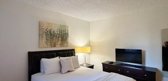 Beautiful and Spacious 1 Bedroom~Luxury~Doorman/Elevator/Laundry